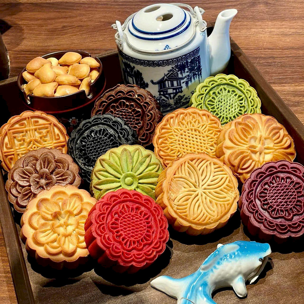 There are many flavors of mooncakes, so don’t forget to enjoy them to truly experience the spirit of this beautiful Vietnamese tradition 